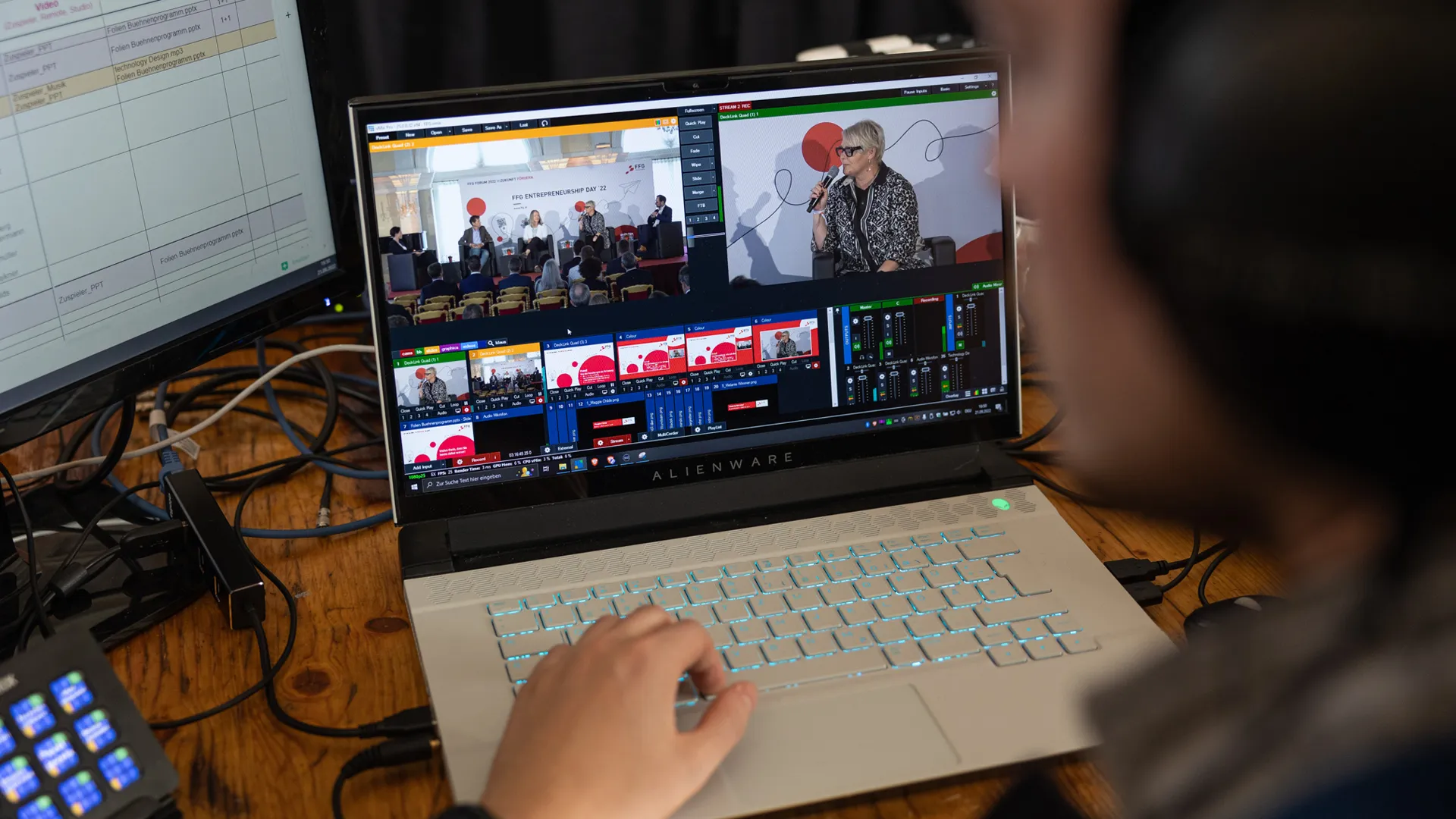 Perspektive des Liveproducers während eines hybriden Events